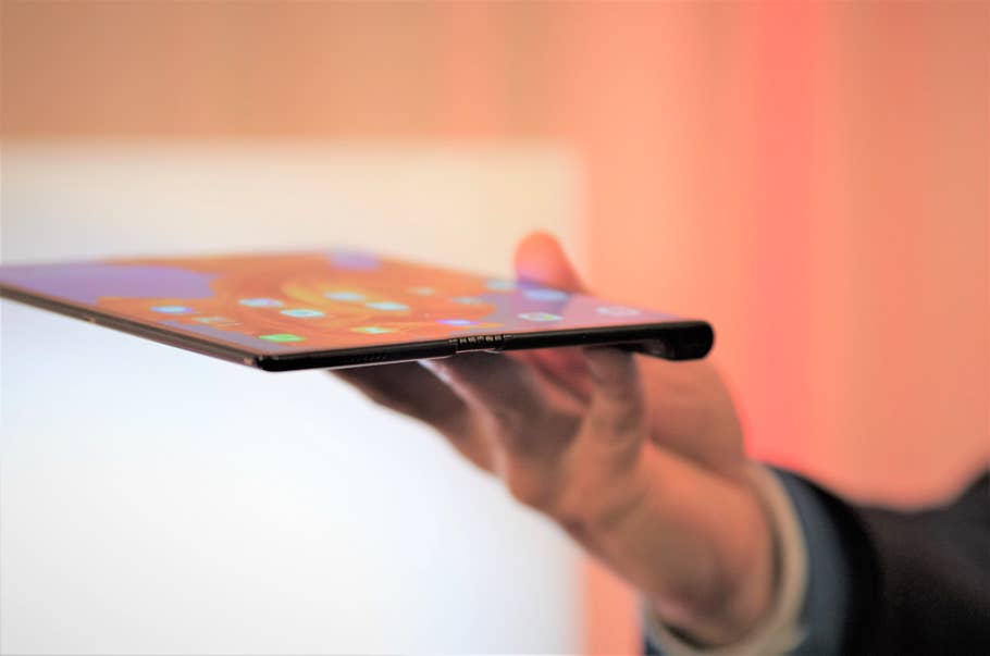Huawei Mate X halb aufgeklappt in der Hand seitlich