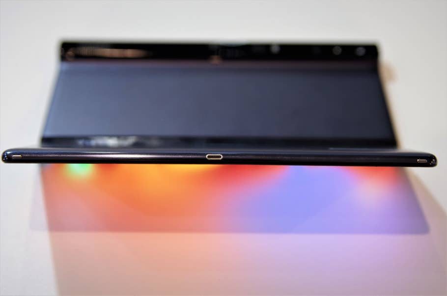 Huawei Mate X halb aufgeklappt