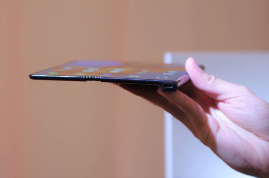 Huawei Mate X halb aufgeklappt in der Hand seitlich