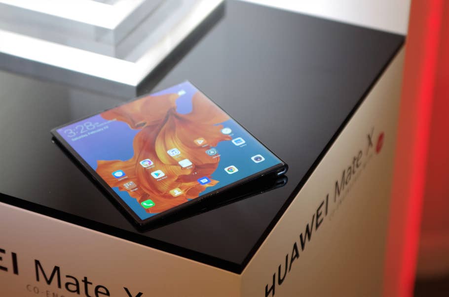 Huawei Mate X halb aufgeklappt liegend