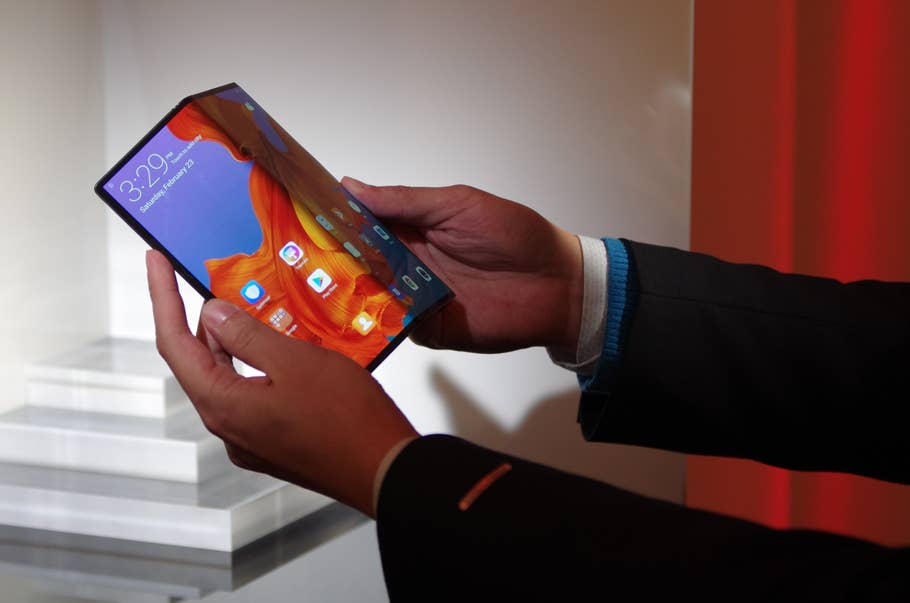 Huawei Mate X halb aufgeklappt in der Hand