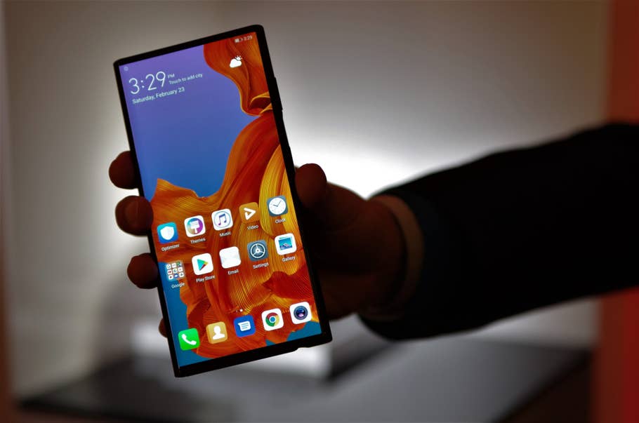 Huawei Mate X zusammengeklappt in der Hand