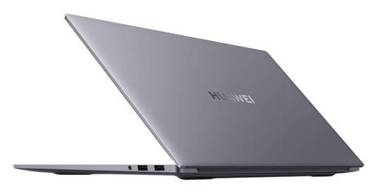 Huawei MateBook D16 aufgeklappt mit Blick auf die Rückseite.