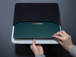 Huawei MateBook X Pro (2021) wird aus einer Schutztasche gezogen.