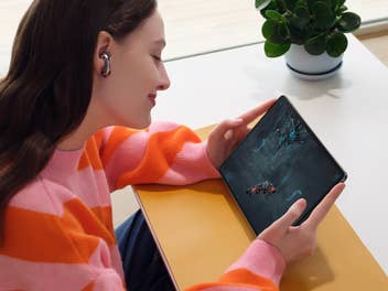 HUAWEI MatePad 11,5 in den Händen einer Frau