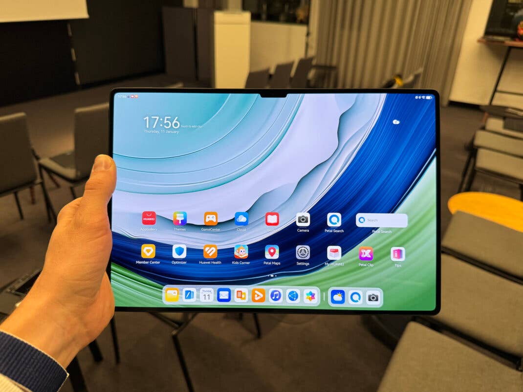 Das Huawei MatePad Pro 13.2 in der Hand