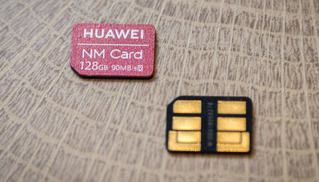Die NM Card ist ausschließlich bei Huawei erhältlich. Die Nano-Memory-Card von Huawei von beiden Seiten