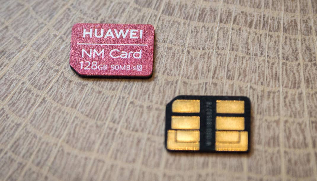 Die Nano-Memory-Card von Huawei von beiden Seiten