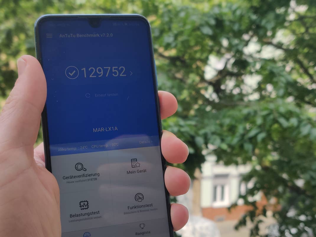 Huawei P30 Lite vor einem Baum