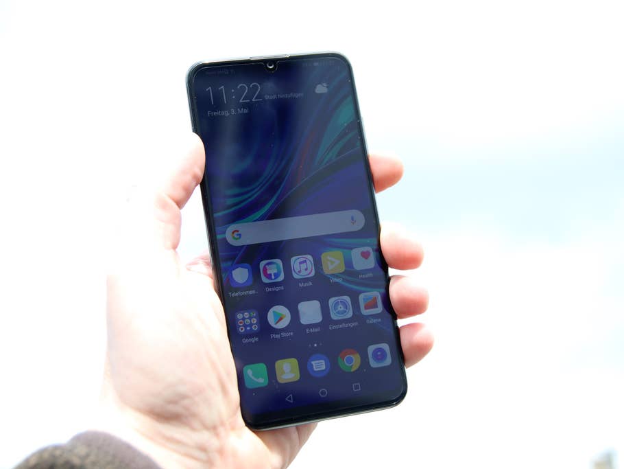 Huawei P smart+ 2019 in der Hand gehalten