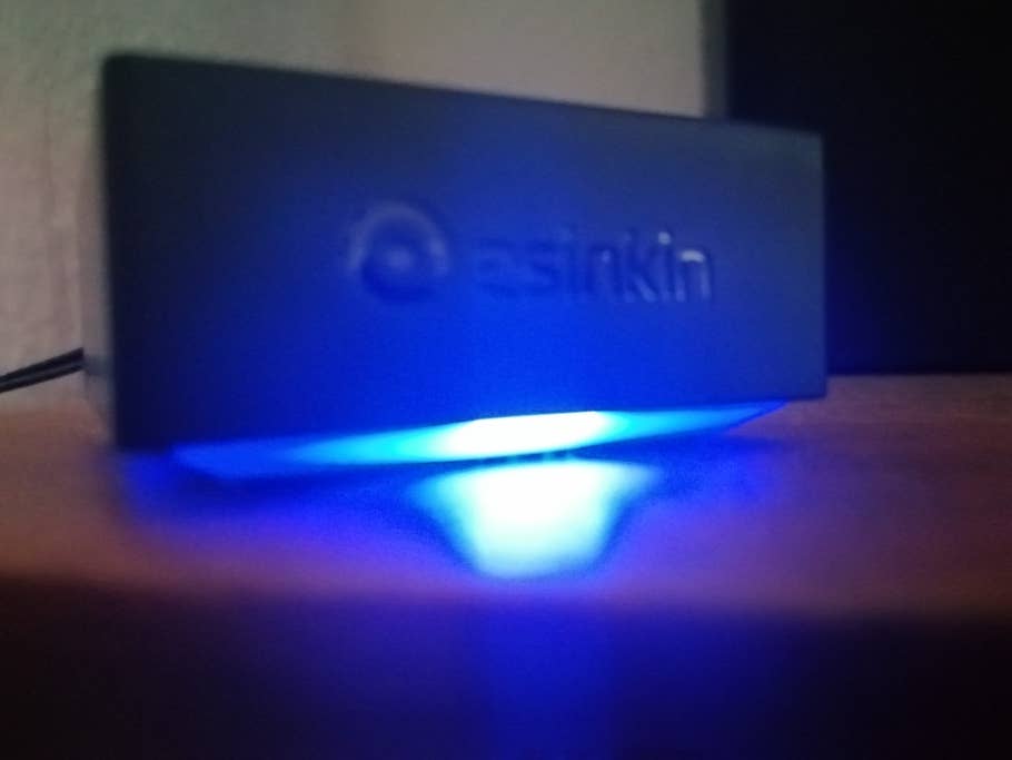 Blaues Licht aus einem Bluetooth-Empfänger