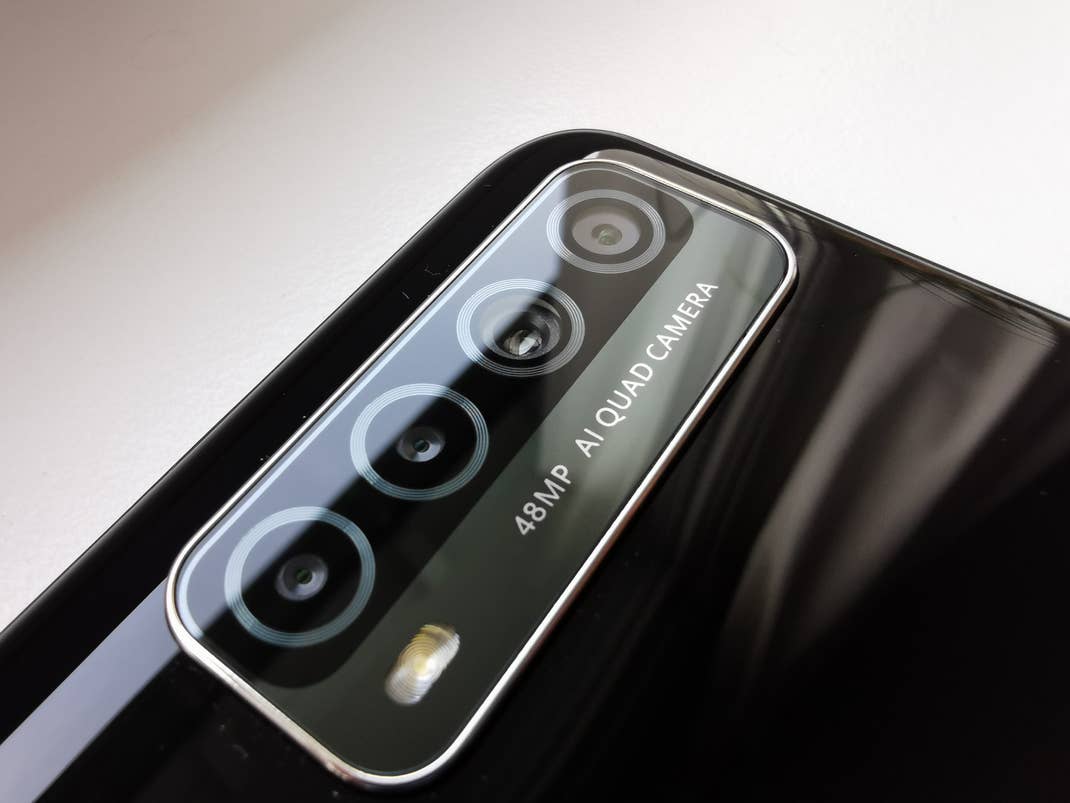 Die Quad-Kamera des Das Huawei P smart 2021 im Fokus vor weißem Hintergrund.