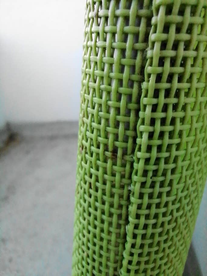 Die Struktur eines grünen Stuhls von Nahem.