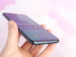 Huawei P smart im Hands-On vor rosa Hintergrund