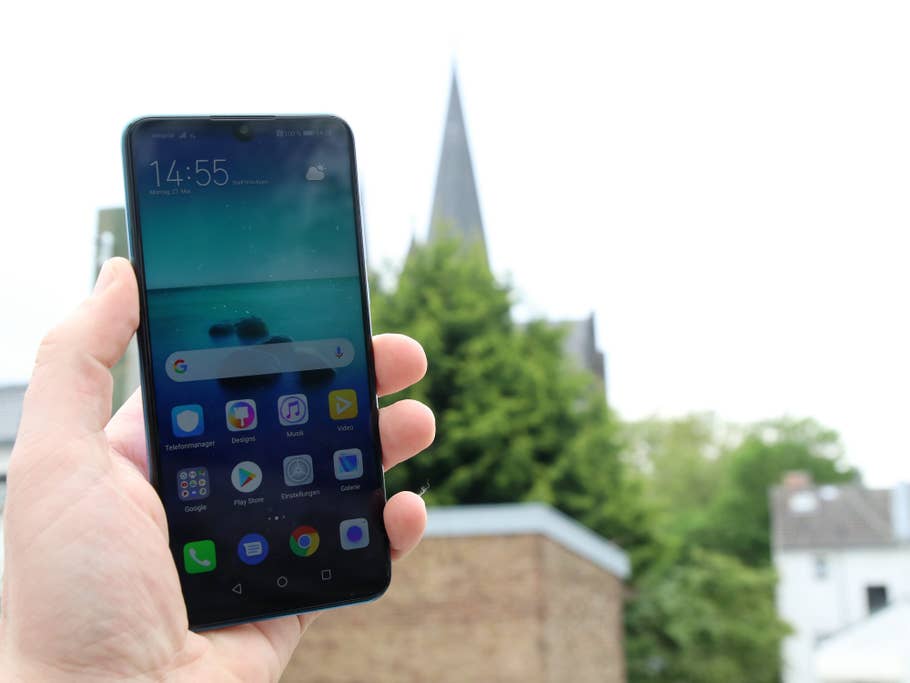 Front des Huawei P30 Lite in Hand