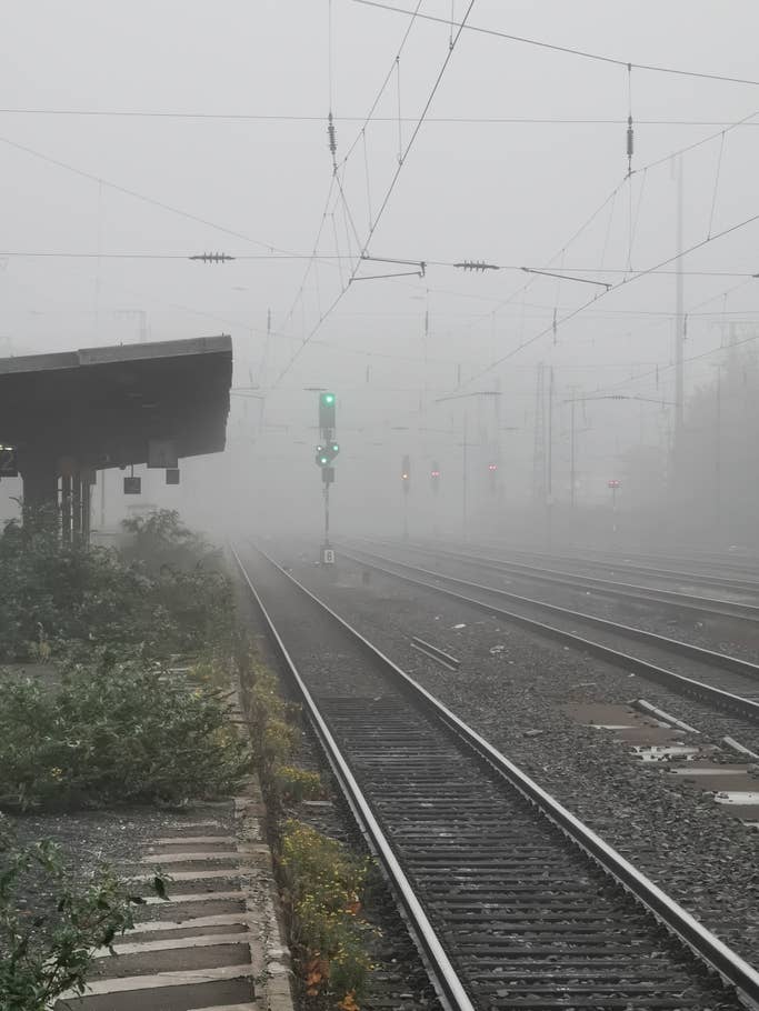 Nebel am Bahnsteig: Feine Details sind auch in der Ferne erkennbar