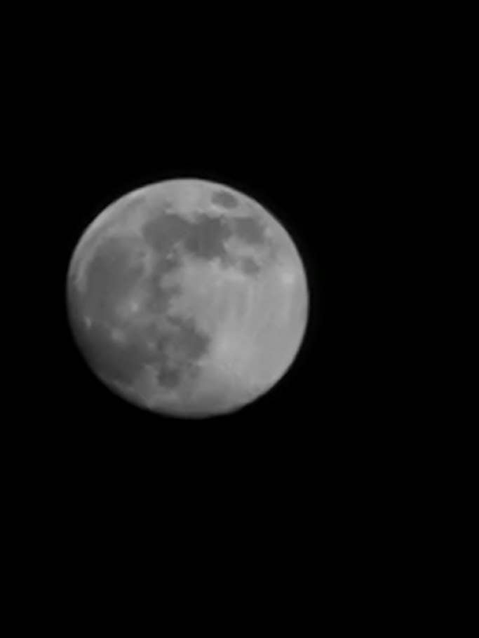 Selbst den Mond kann man mit dem Huawei P30 Pro fotografieren. Auch, wenn es mit einer Profikamera besser geht.