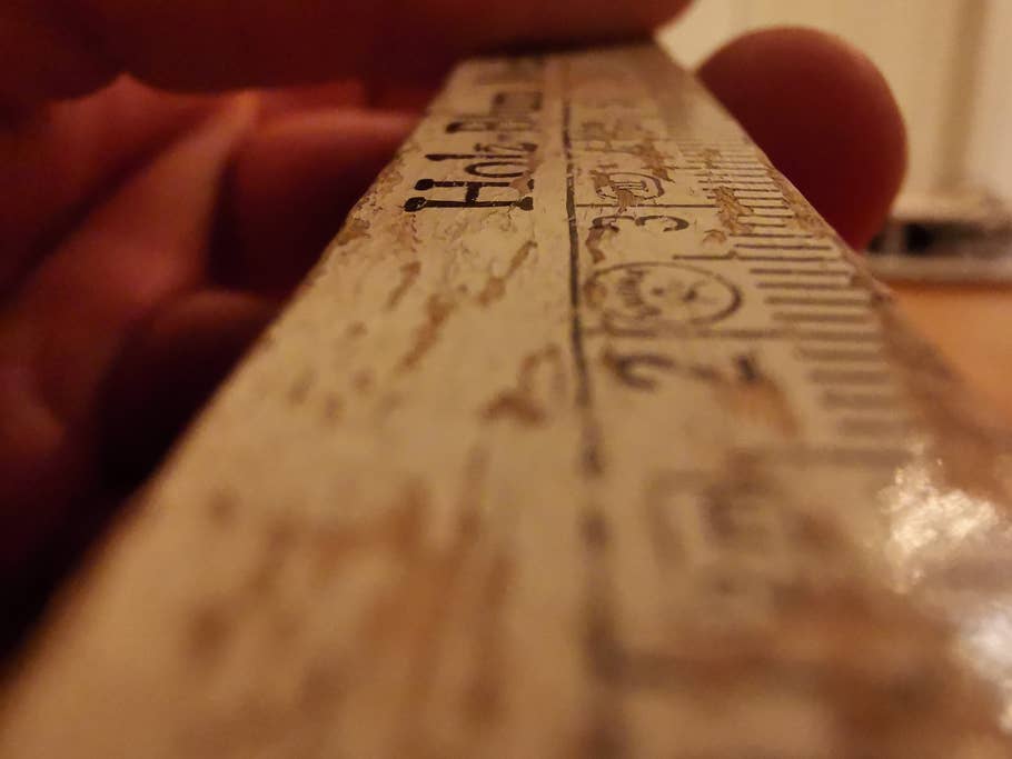 Holzgliedermaßstab mit Schärfe bei 2,5 cm, aufgenommen mit dem Huawei P30 Pro