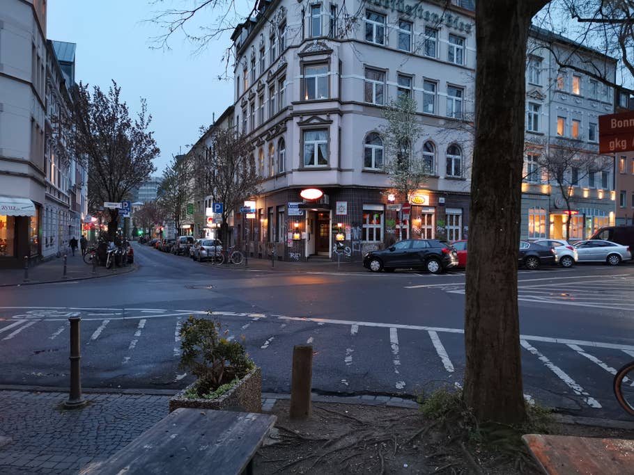 Straße in Bonn bei Dämmerung, aufgenommen mit der Normalbrennweite des Huawei P30 Pro