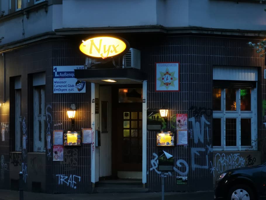 Eingang des Nyx in Bonn bei Dämmerung