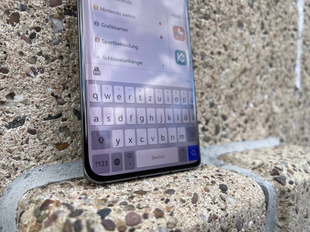 Die Tastatur geht über die gebogenen Ränder hinaus