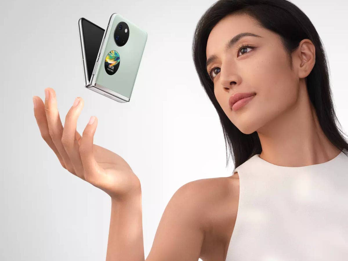 Frau fängt ein Huawei Pocket S auf.