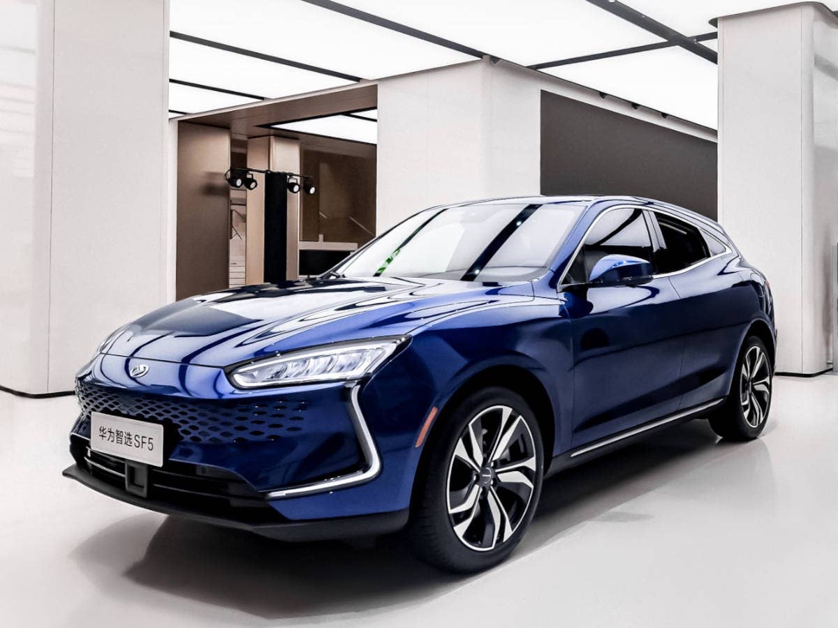 Huawei SF5 Auto im Showroom ausgestellt