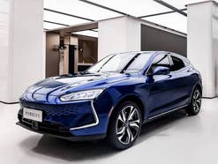 Huawei SF5 Auto im Showroom ausgestellt