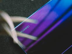 Huawei Smartphones: Cleverer Trick könnte zu furiosem Comeback führen Huawei-Smartphone liegt auf einer Samtmatte.