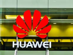 Huawei-Logo an einem Geschäft