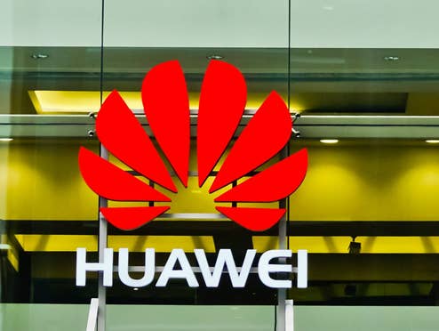 Huawei-Logo an einem Geschäft