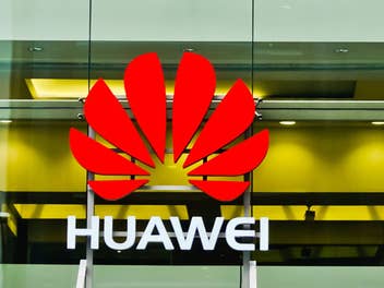 Huawei-Logo an einem Geschäft