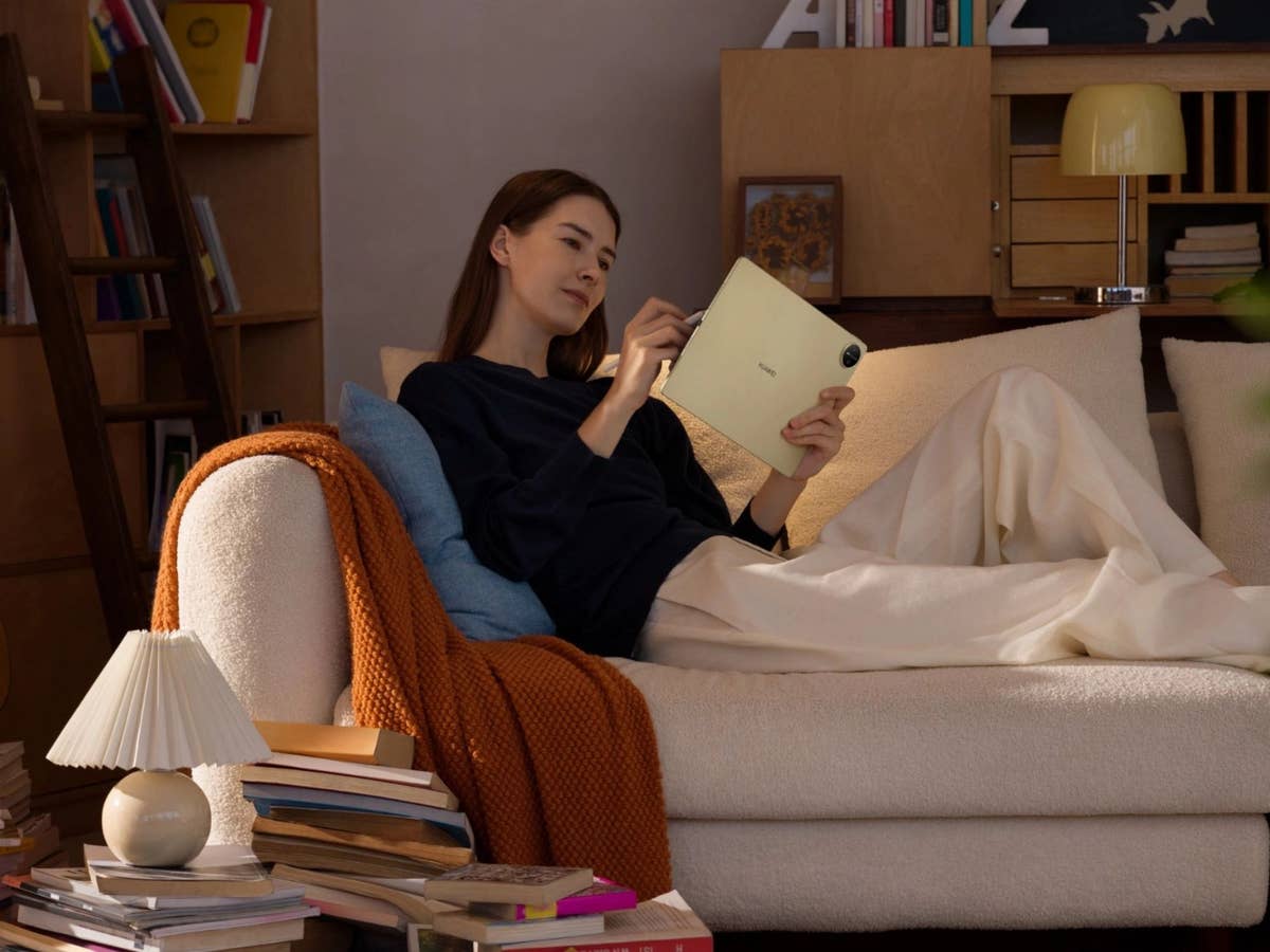 Frau sitzt auf einem Sofa mit einem Huawei Tablet