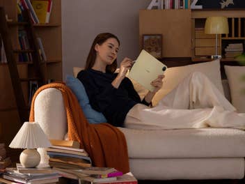 Frau sitzt auf einem Sofa mit einem Huawei Tablet