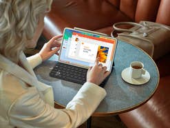 Frau benutzt ein Huawei MediaPad Pro