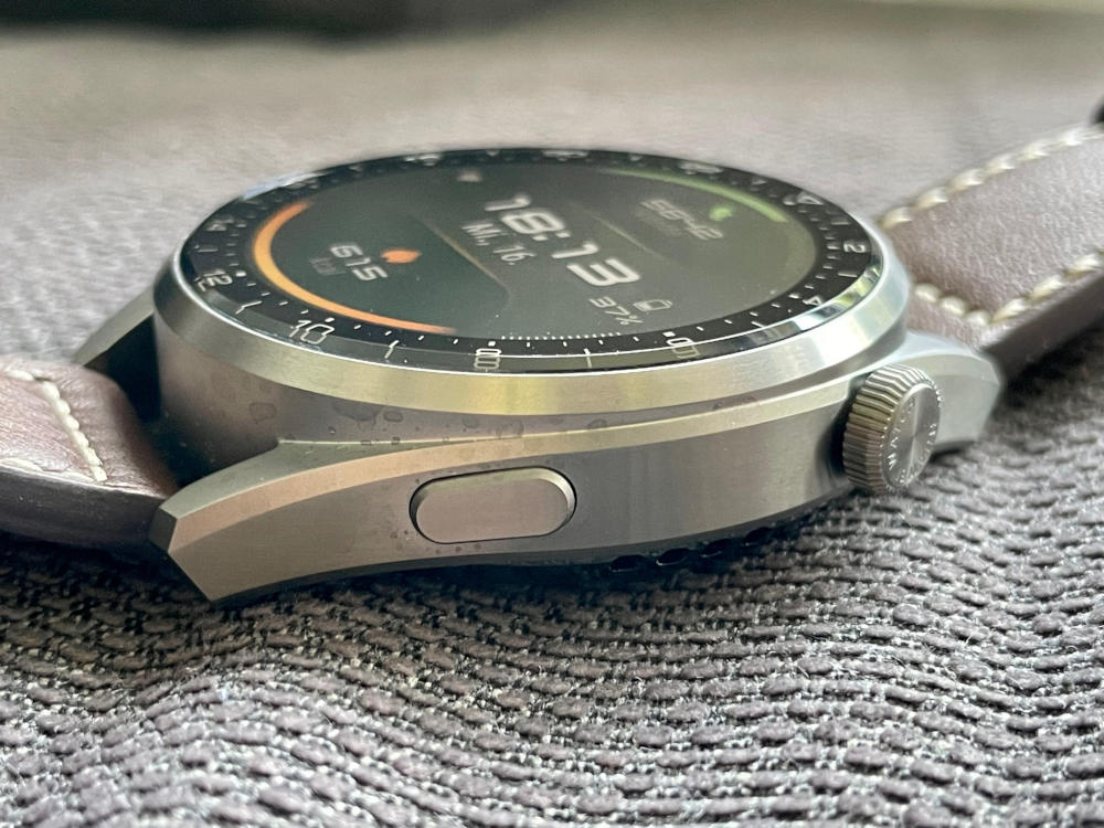 Huawei Watch 3 Seitenansicht mit Wasserflecken