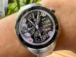 Huawei Watch 4 Pro am Handgelenk.