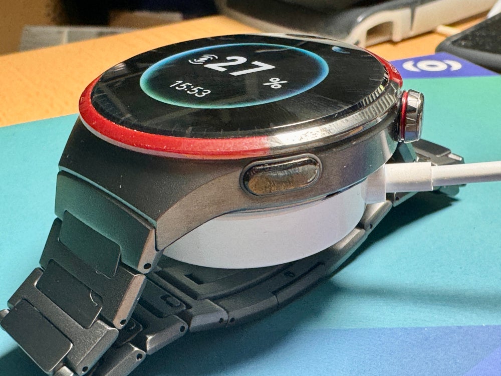 Aufladung an der Huawei Watch 4 Pro Space Edition.