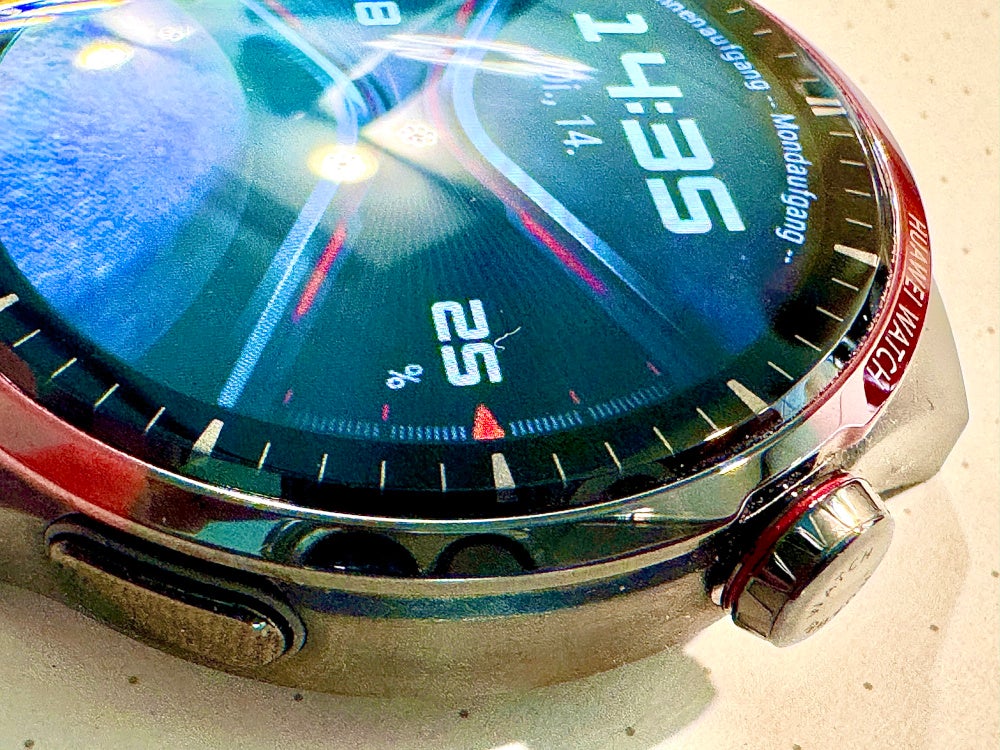 Nahaufnahme der Krone an der Huawei Watch 4 Pro Space Edition.