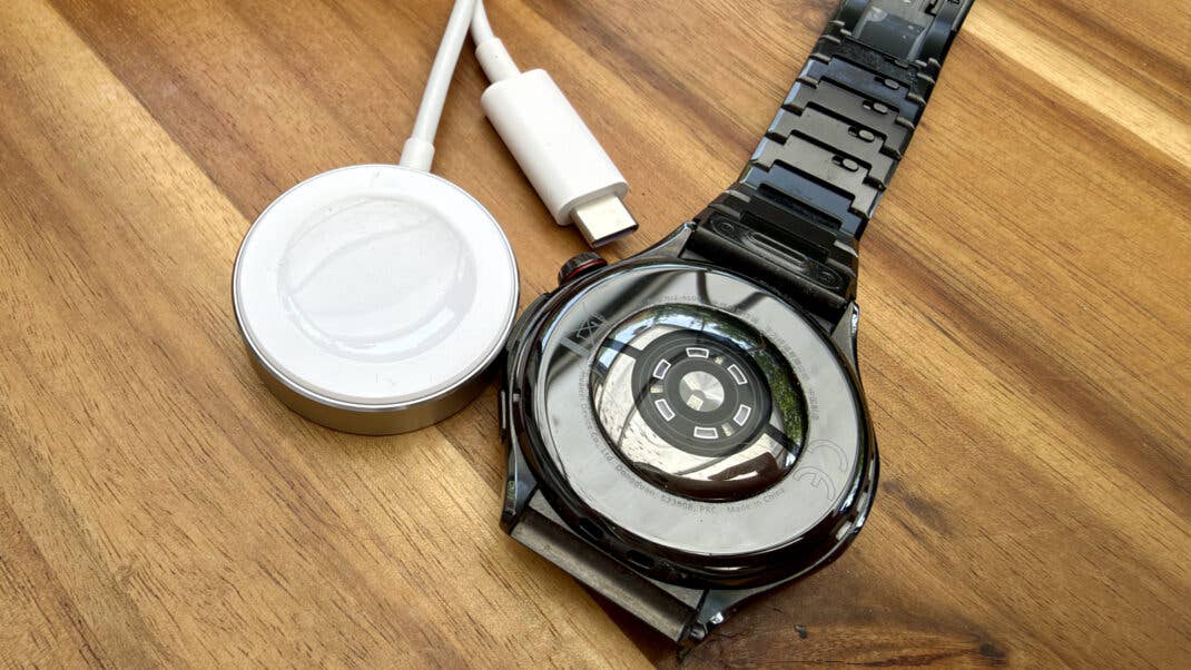 Huawei Watch 6 Pro mit Ladekabel.