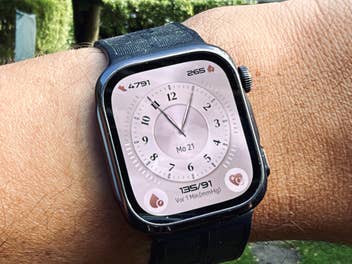 Huawei Watch D3 in der Nahaufnahme am Handgelenk mit Blutdruck-Messwerten.