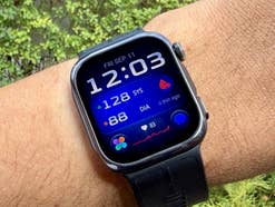 Huawei Watch D3 am Handgelenk von Hayo Lücke in der Nahaufnahme.