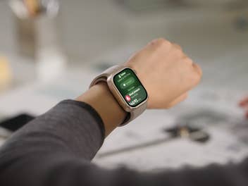 Huawei Watch D3 am Handgelenk einer Frau.