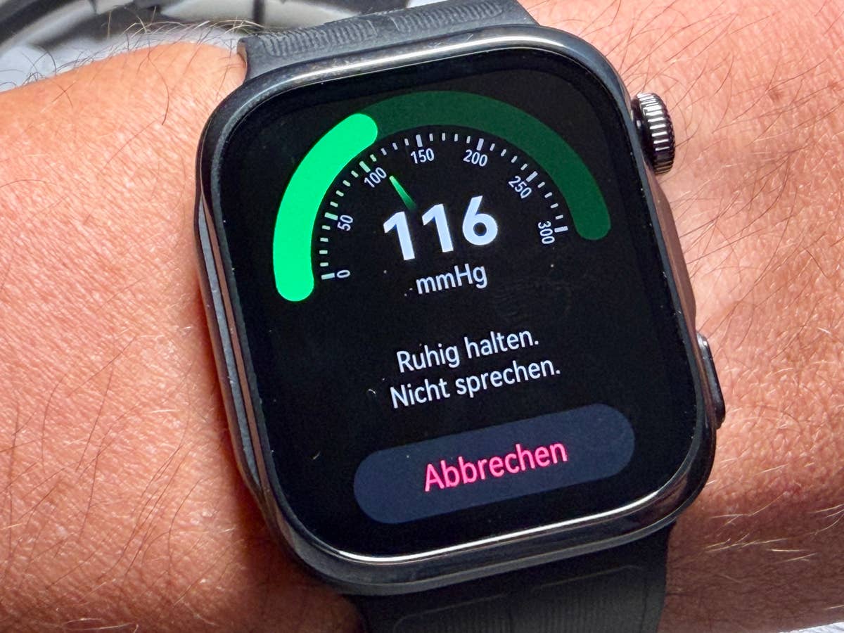 Blutdruck-Messung mit der Huawei Watch D3 - wie genau ist sie wirklich? Huawei Watch D3 bei der Blutdruck-Messung.