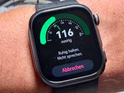 Huawei Watch D3 bei der Blutdruck-Messung.