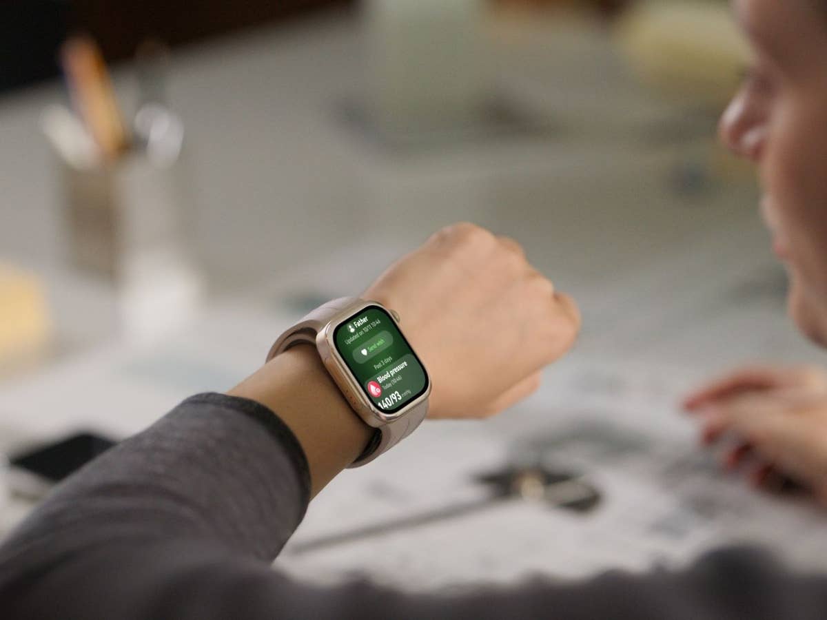Huawei Watch D3 Eine Frau hat die Huawei Watch D3 am Arm