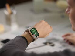 Eine Frau hat die Huawei Watch D3 am Arm