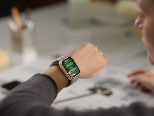 Eine Frau hat die Huawei Watch D3 am Arm