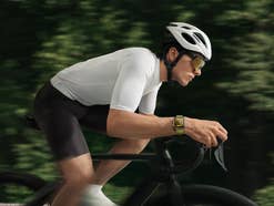 Ein Mann fährt Fahrrad und trägt die Huawei Watch Fit 4 Pro Smartwatch