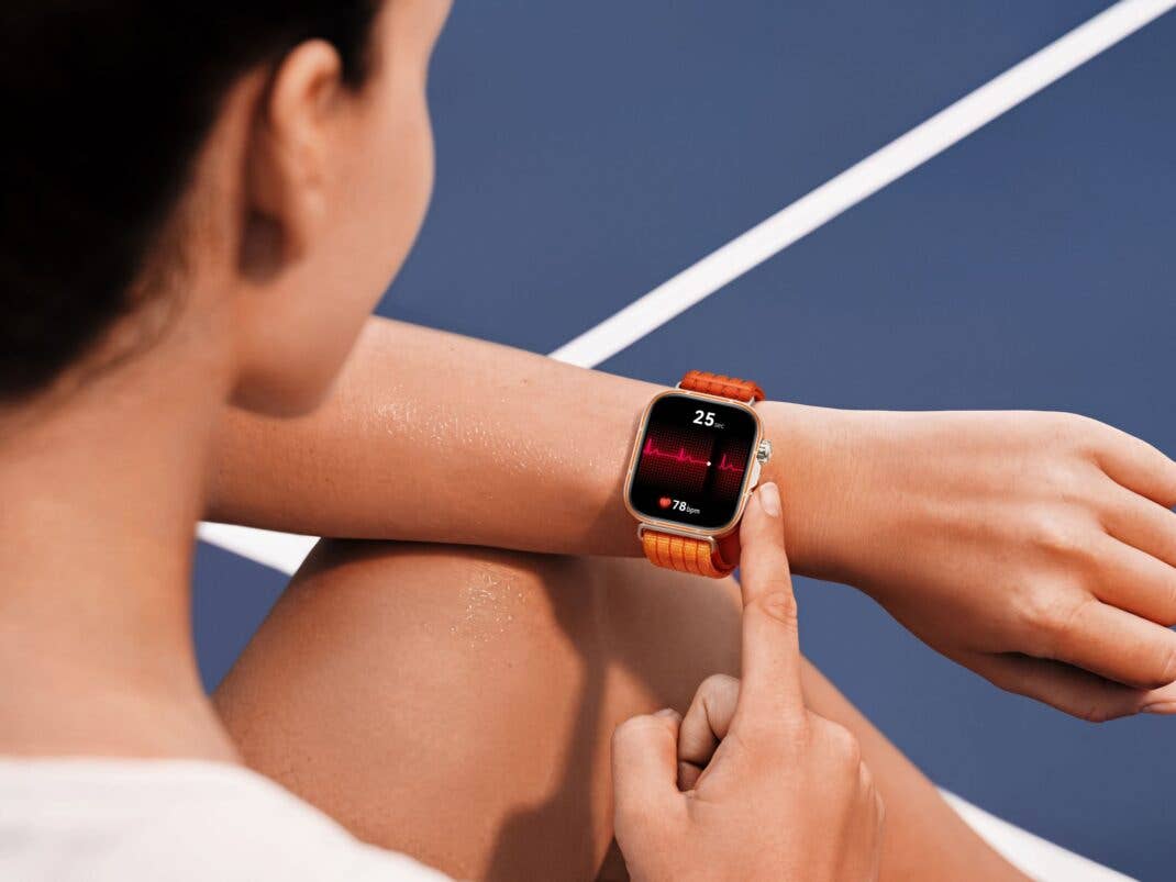 Eine Frau trägt die Huawei Watch Fit 5 Pro am Handgelenk